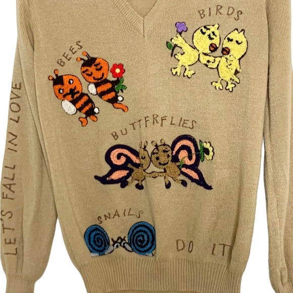Embroidered v-neck pull-over sweater - Picture 4 of 9